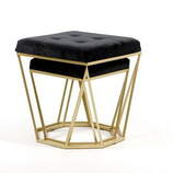 Zdjęcie do “Zestaw 2 puf Oktana z czarnym welurowym siedziskiem na złotym stelażu”.