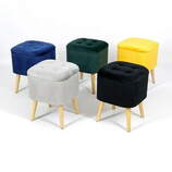 Zdjęcie do “Komplet zielonych puf welurowych Roy na drewnianych nóżkach”.