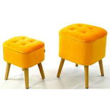 Zdjęcie do “Komplet musztardowych puf welurowych Roy na drewnianych nóżkach”.