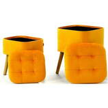 Zdjęcie do “Komplet musztardowych puf welurowych Roy na drewnianych nóżkach”.