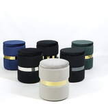 Zdjęcie do “Komplet granatowych welurowych puf ze złotą chromowaną obręczą ”.