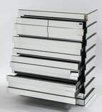 Zdjęcie do “Komoda szklana Glamour w kolorze srebrnym z pięcioma szufladami”.