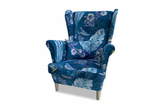 Fotel uszak w kolorze niebieskim wzór z lisciami na drewnianych nogach