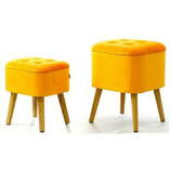 Zdjęcie do “Komplet musztardowych puf welurowych Roy na drewnianych nóżkach”.