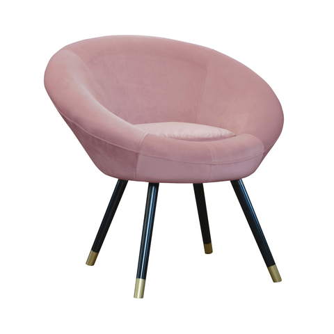 Fotel tapicerowany w kolorze różowym na drewnianych nogach